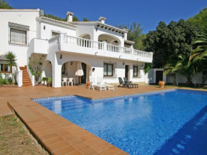 Villa clásica con piscina privada y jardín, cerca de la playa, ideal para familias y mascotas - HISP-216-208
